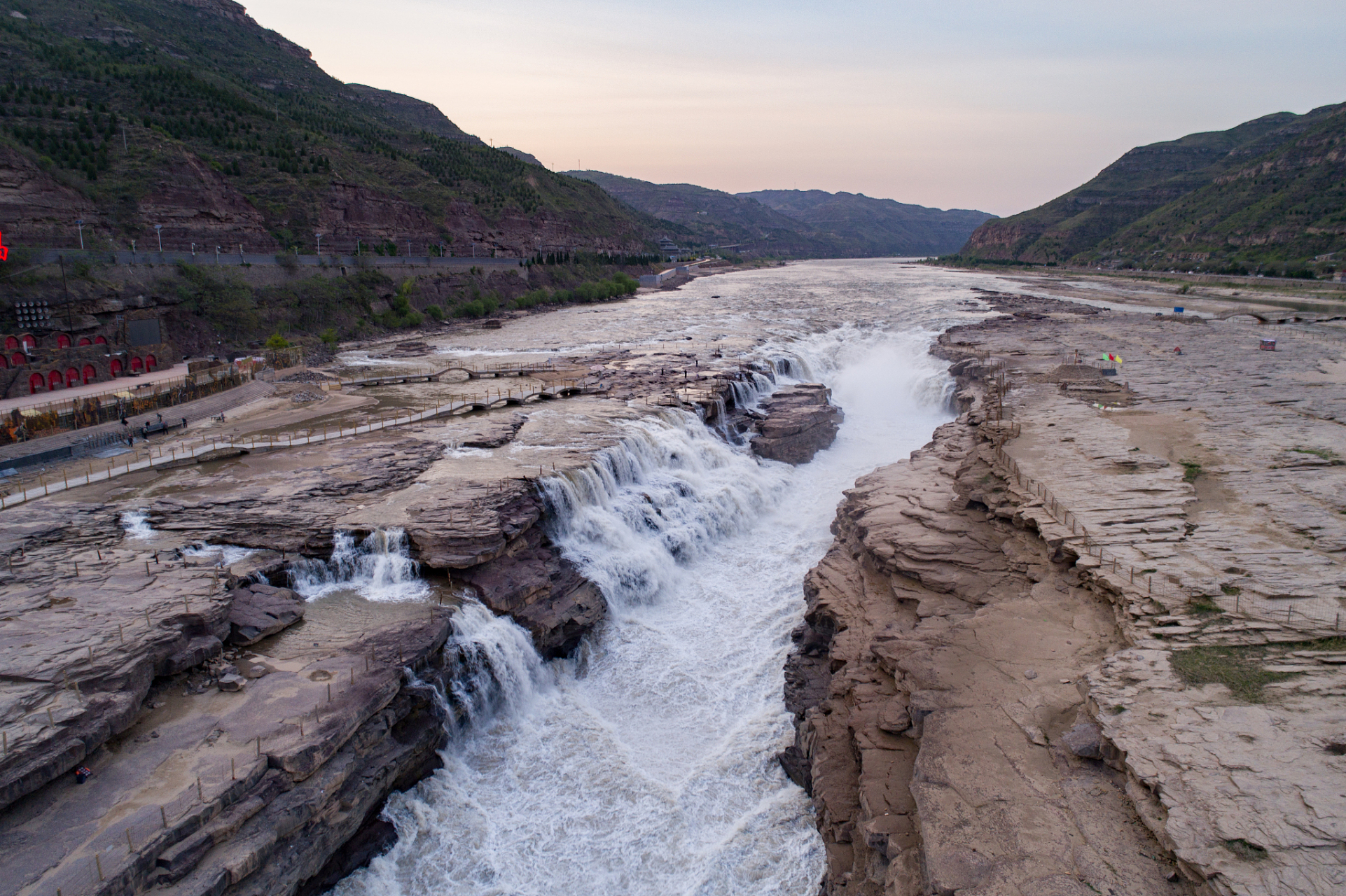 镜头里的春天# 春季游玩甘肃临夏黄河三峡,河水清澈见底,波光粼粼,与