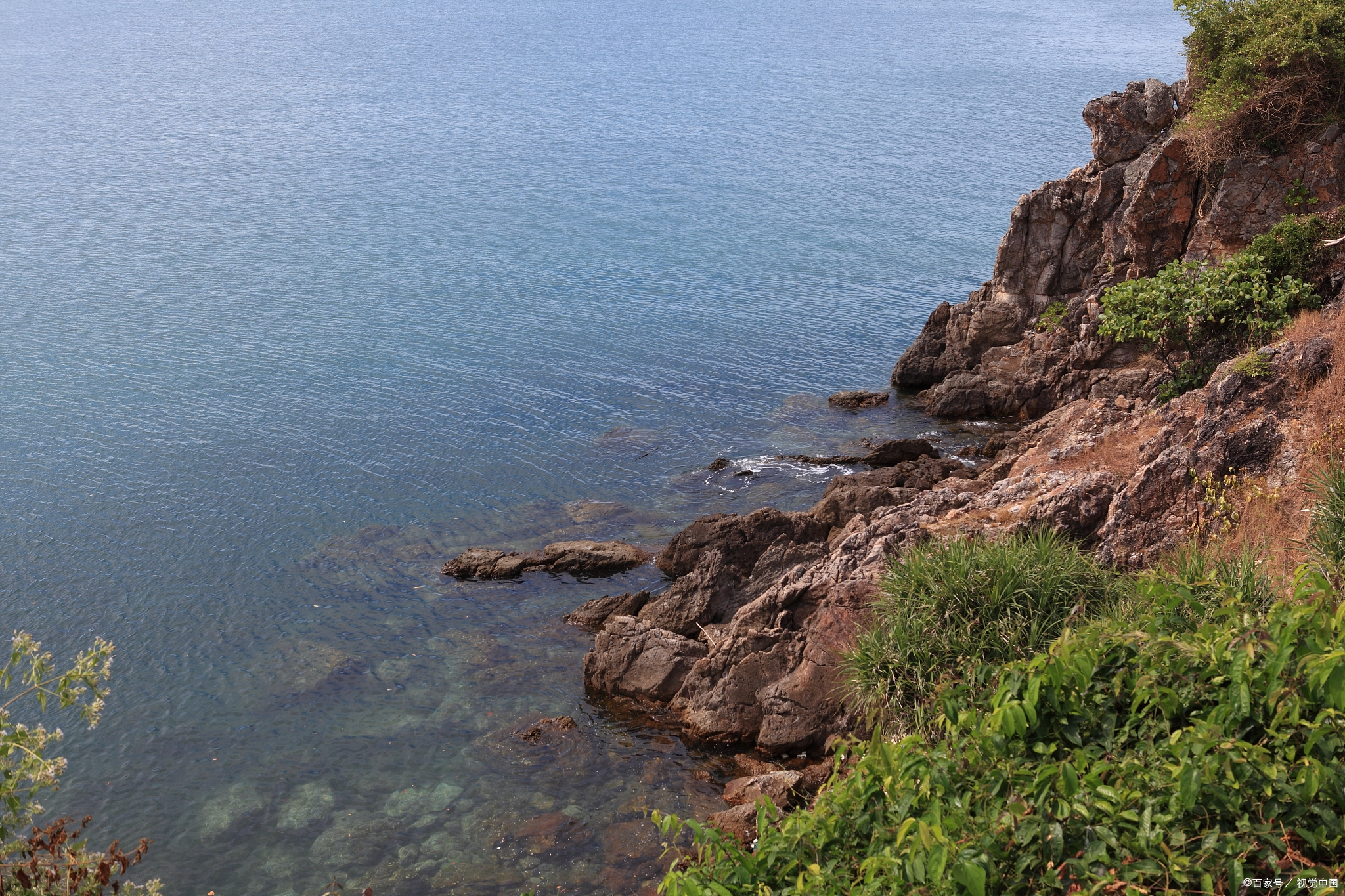 锦母角深秋探秘:海岸线上的绝美风光与风干鸡胸肉干的完美搭配