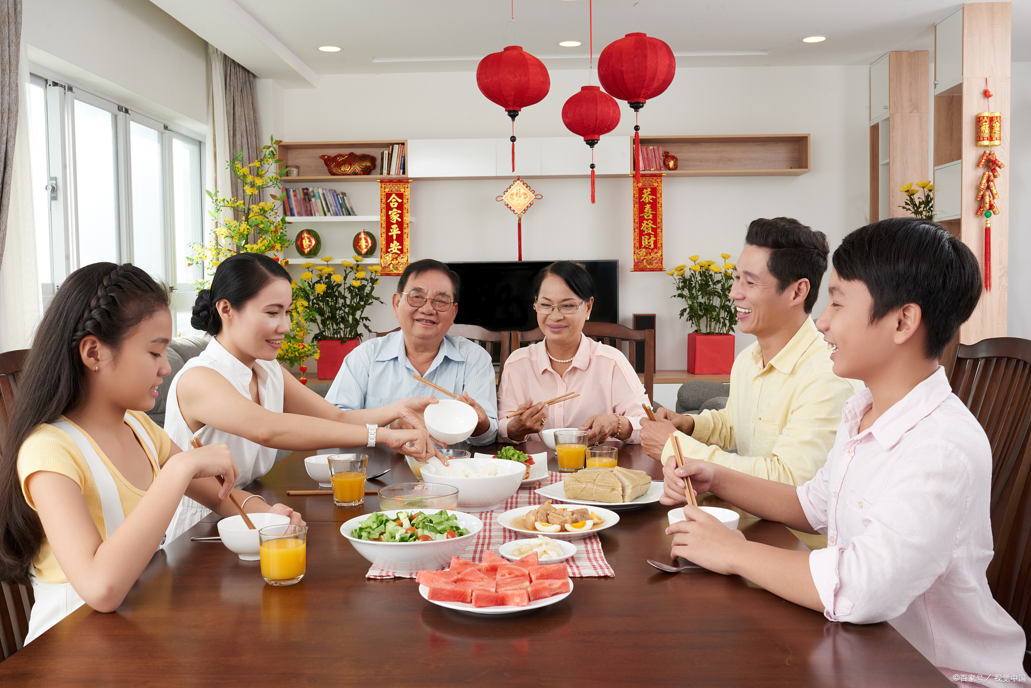 儿子找了一个女朋友漂亮有气质还是个公务员,我们一家人真的特别满意