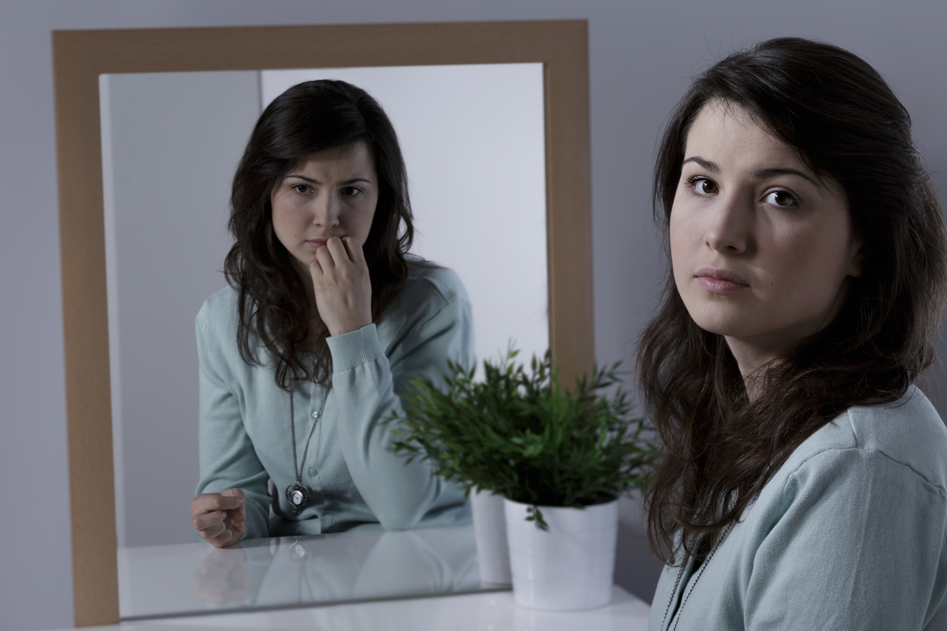 21岁精分女孩,坚持治疗后终于康复  21岁的倩倩是一名在校大学生,在上