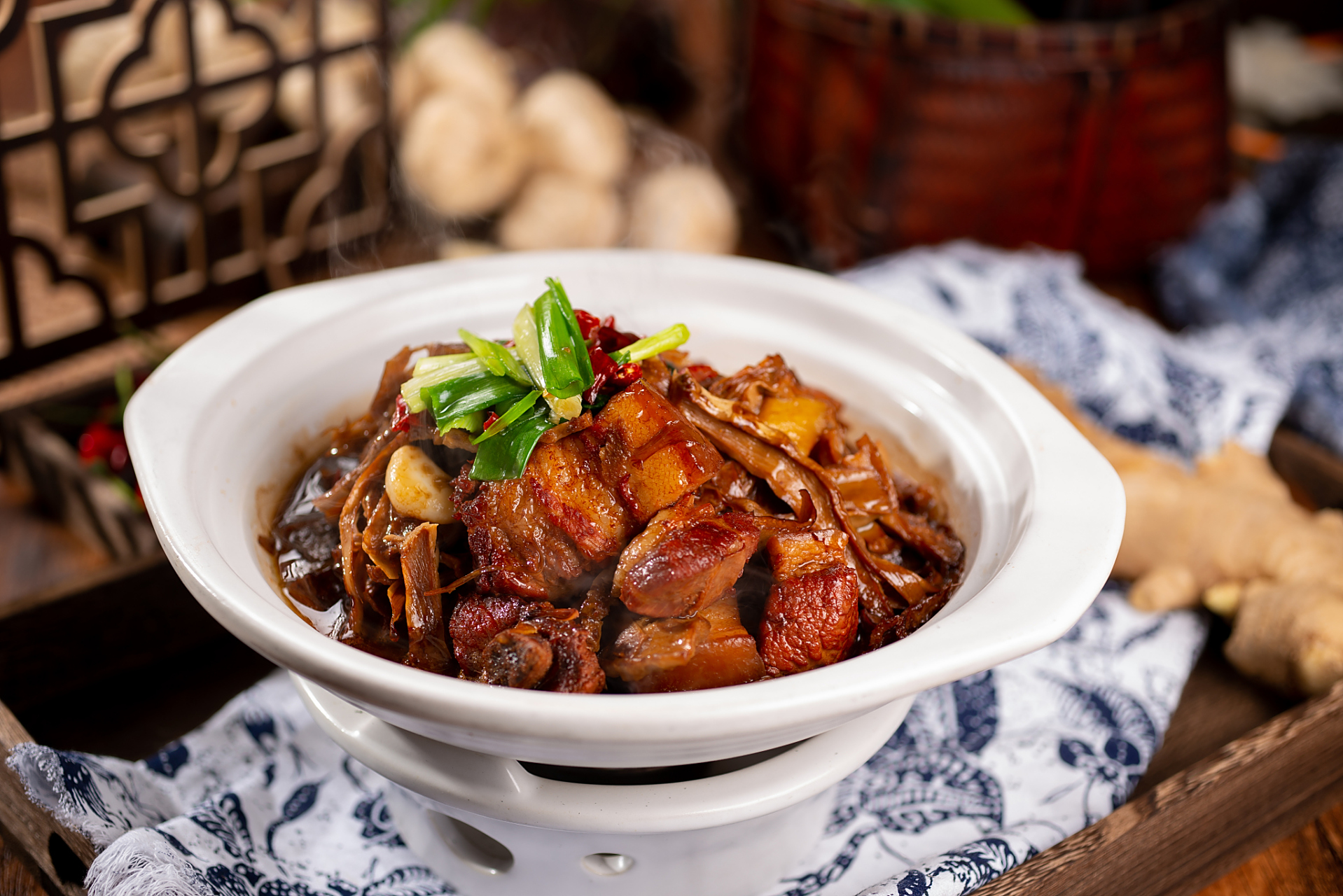 亚运fun体验# 杭州的笋干焖肉是一道特色的家常菜,以笋干和猪肉为主