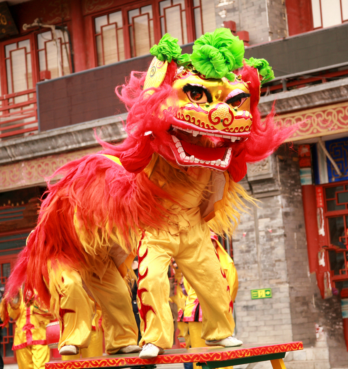 舞狮作为中华传统文化瑰宝,起源多元,寓意美好.