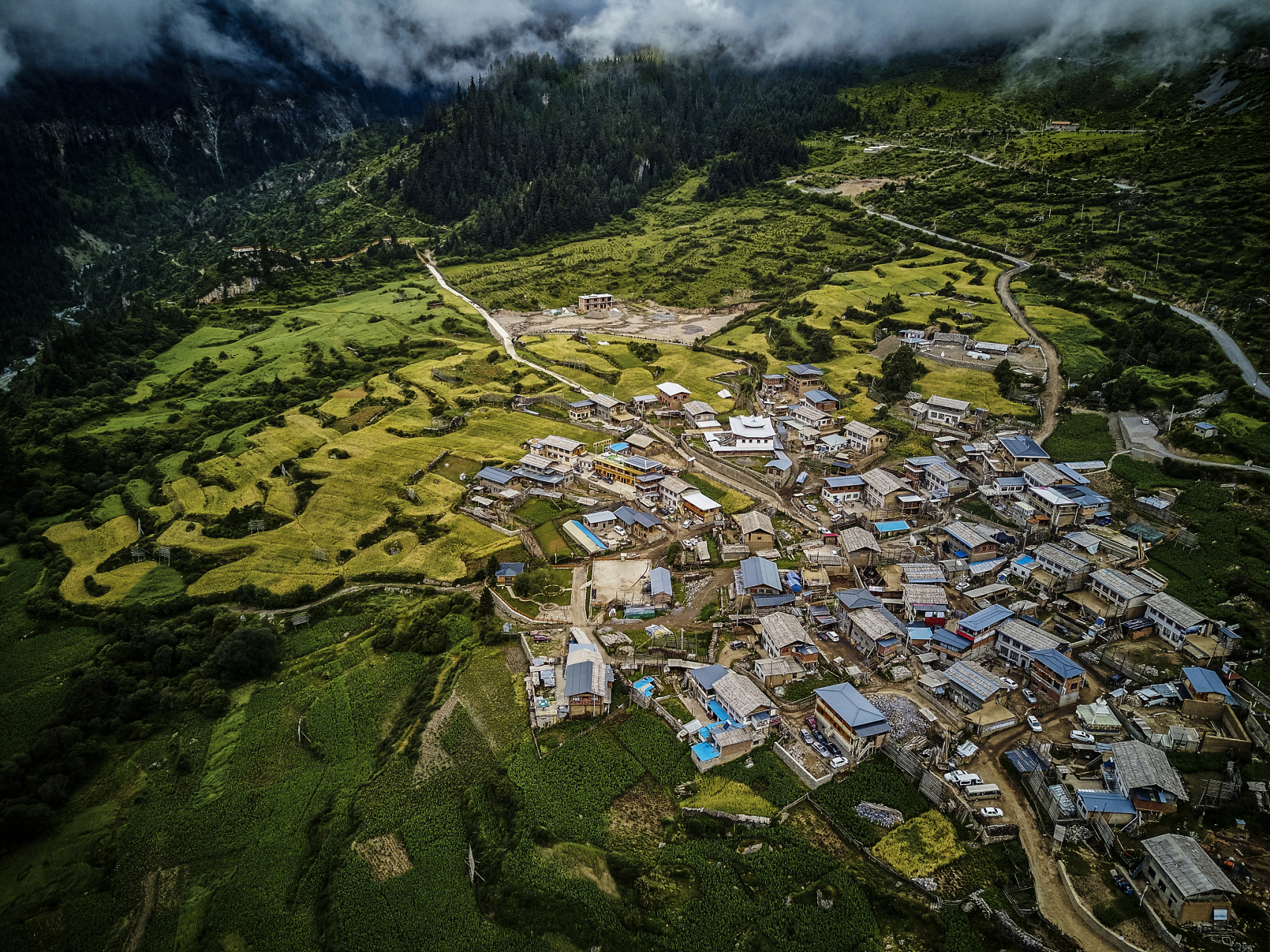 新都桥镇位于康定县西面75公里的县城,是五个小城镇建设项目之一,也是