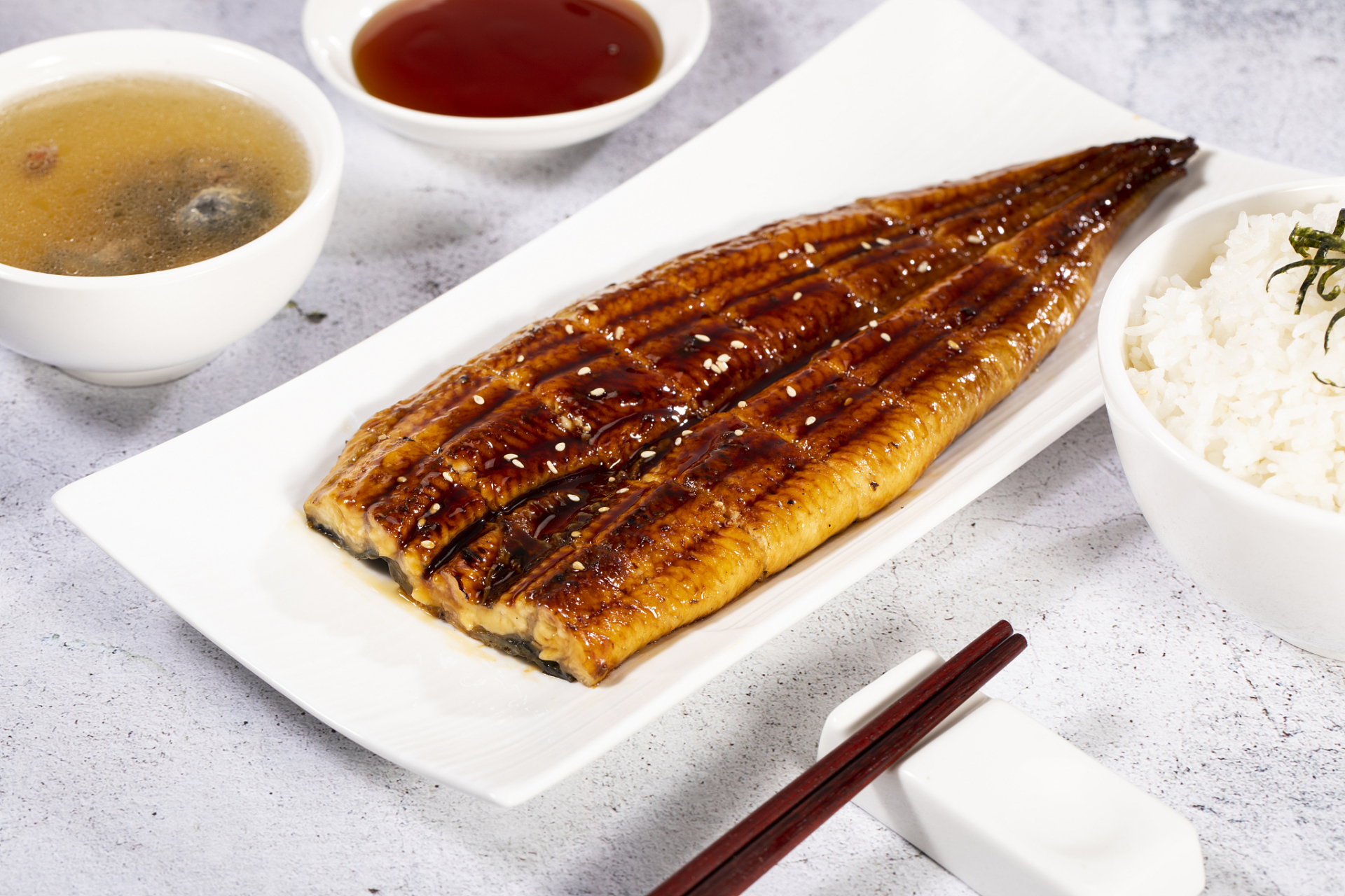 秘制海鳗鱼 和平时吃过的烤鳗鱼都不太一样,口感厚实酱汁入味,外表很