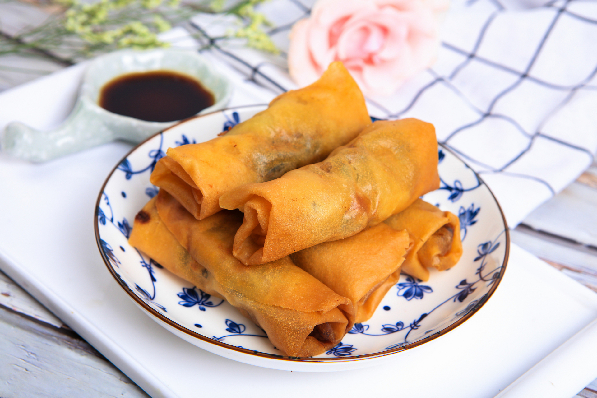 闽南小吃之春卷,主要食材淀粉和馅料,有猪肉丝,虾仁,黑木耳等.