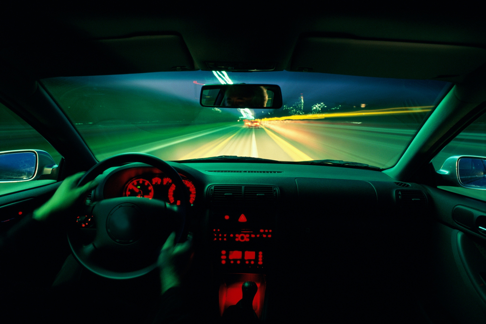 夜间行车,掌握"灯光密码"至关重要!