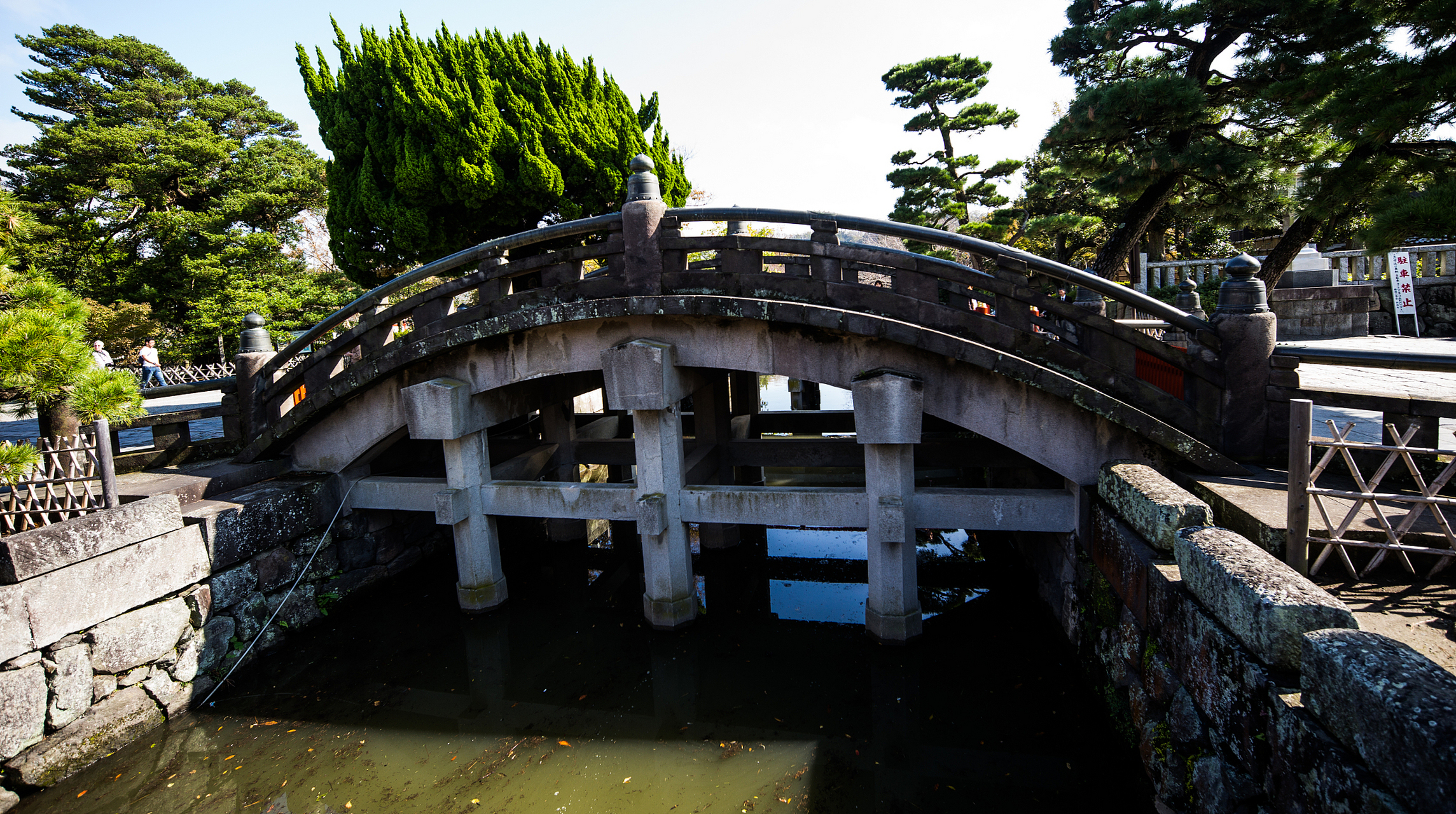 据传,月川桥的由来可以追溯到唐朝时期.