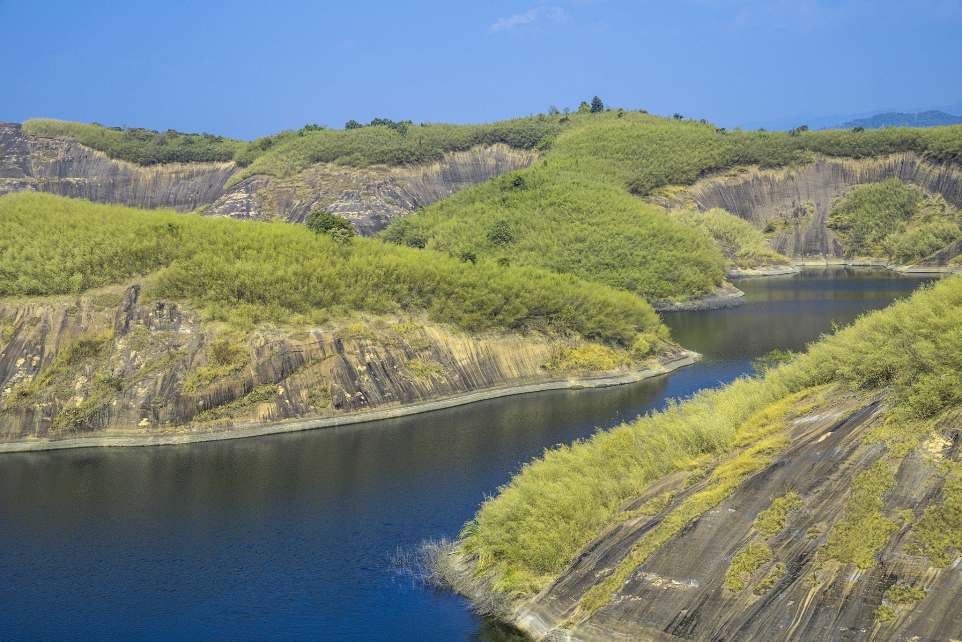 高椅岭风景区位于湖南省郴州市苏仙区桥口镇与资兴市交界处,它与飞天