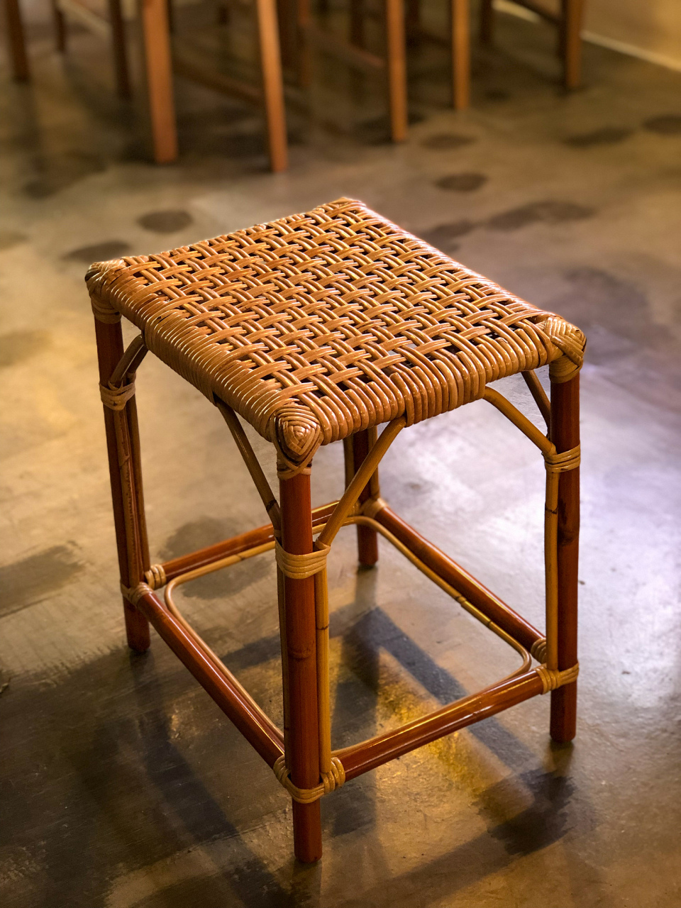 竹家具特点   1,冬暖夏凉,由于竹子的天然特性,其吸湿,吸热性能高于