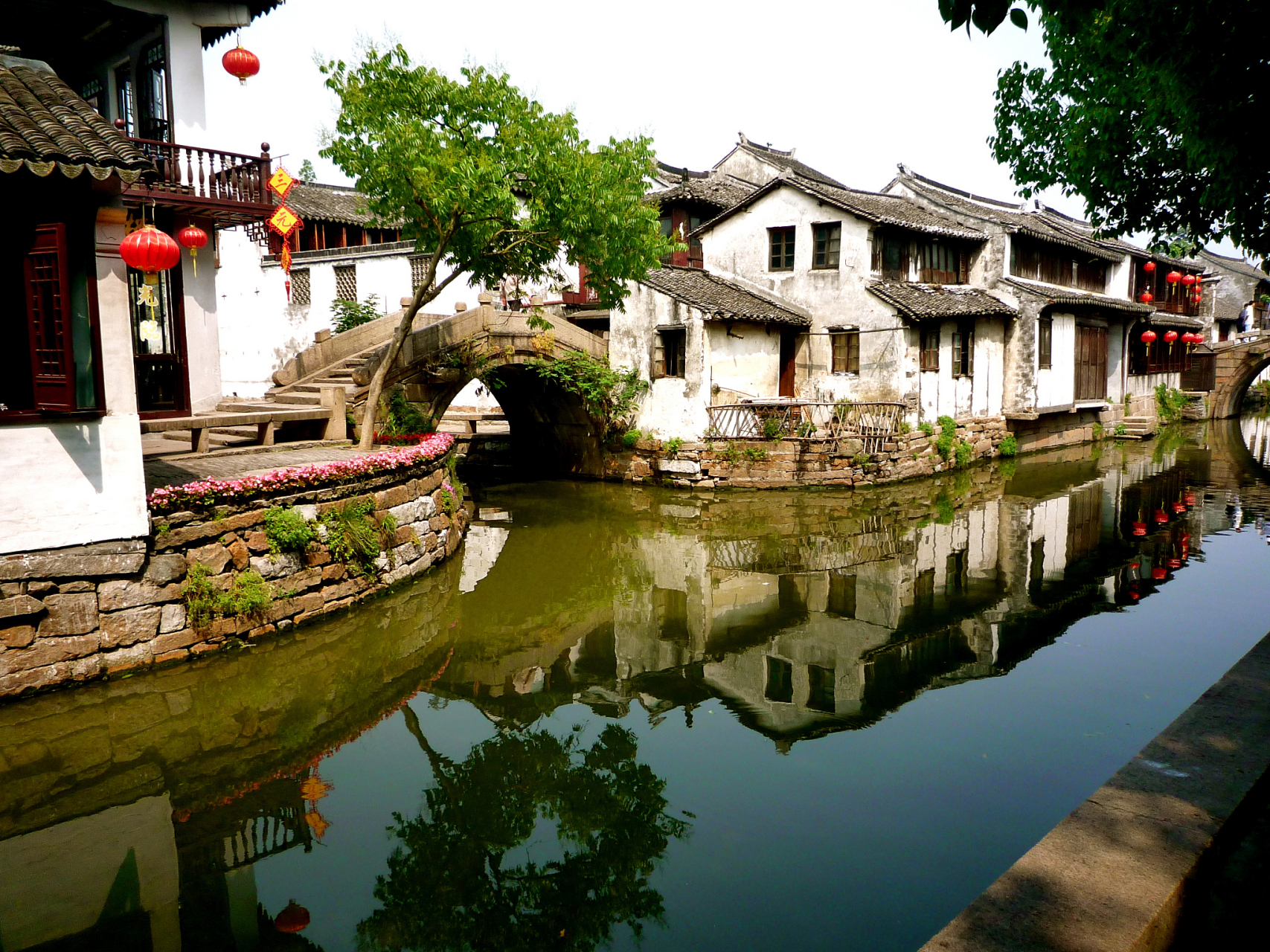 周庄古镇是国家5a级旅游景区,位于江苏昆山市周庄镇,距离上海,苏州