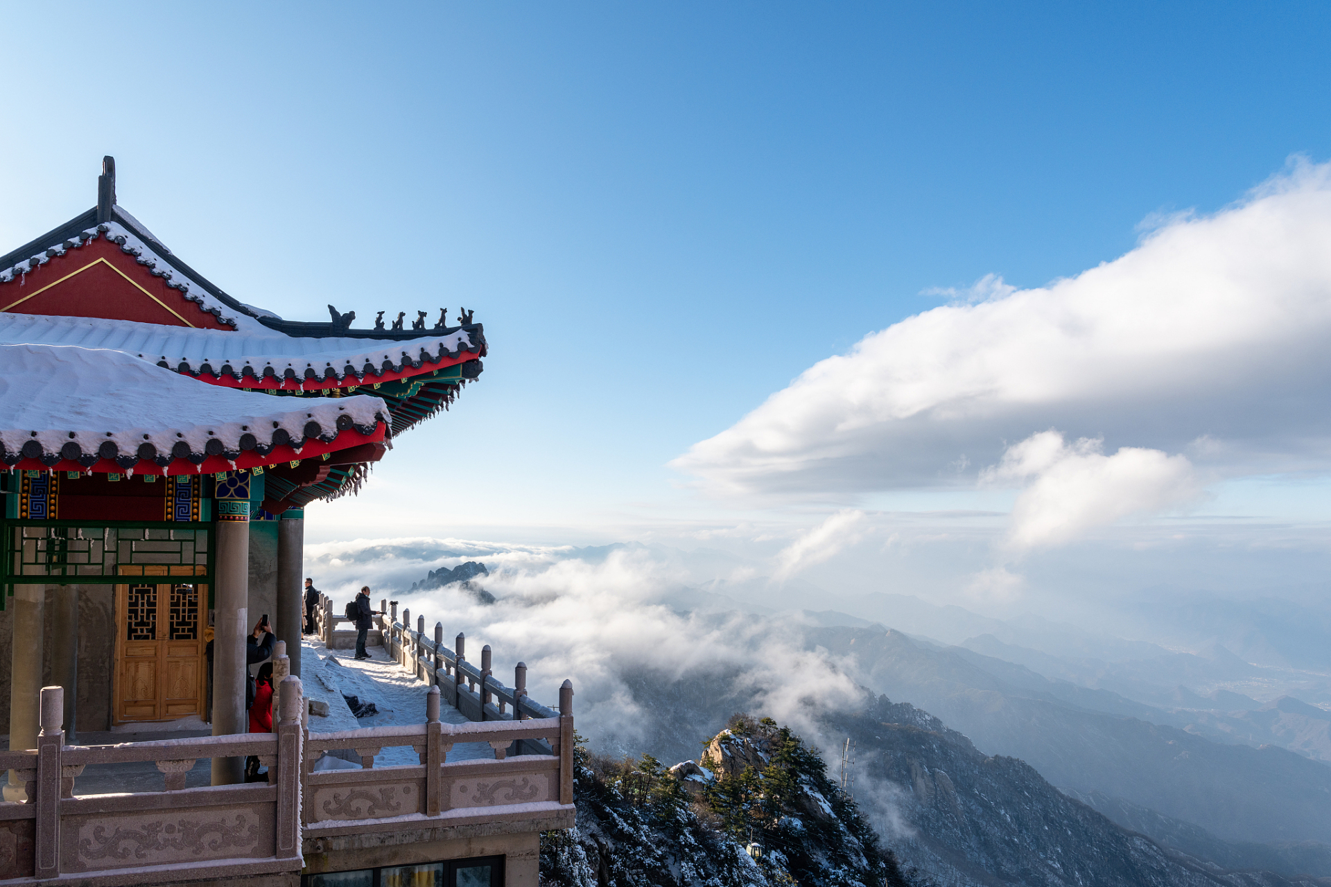 老君山素有道教名山之称,山上有着许多古老的庙宇和道观,如老君庙