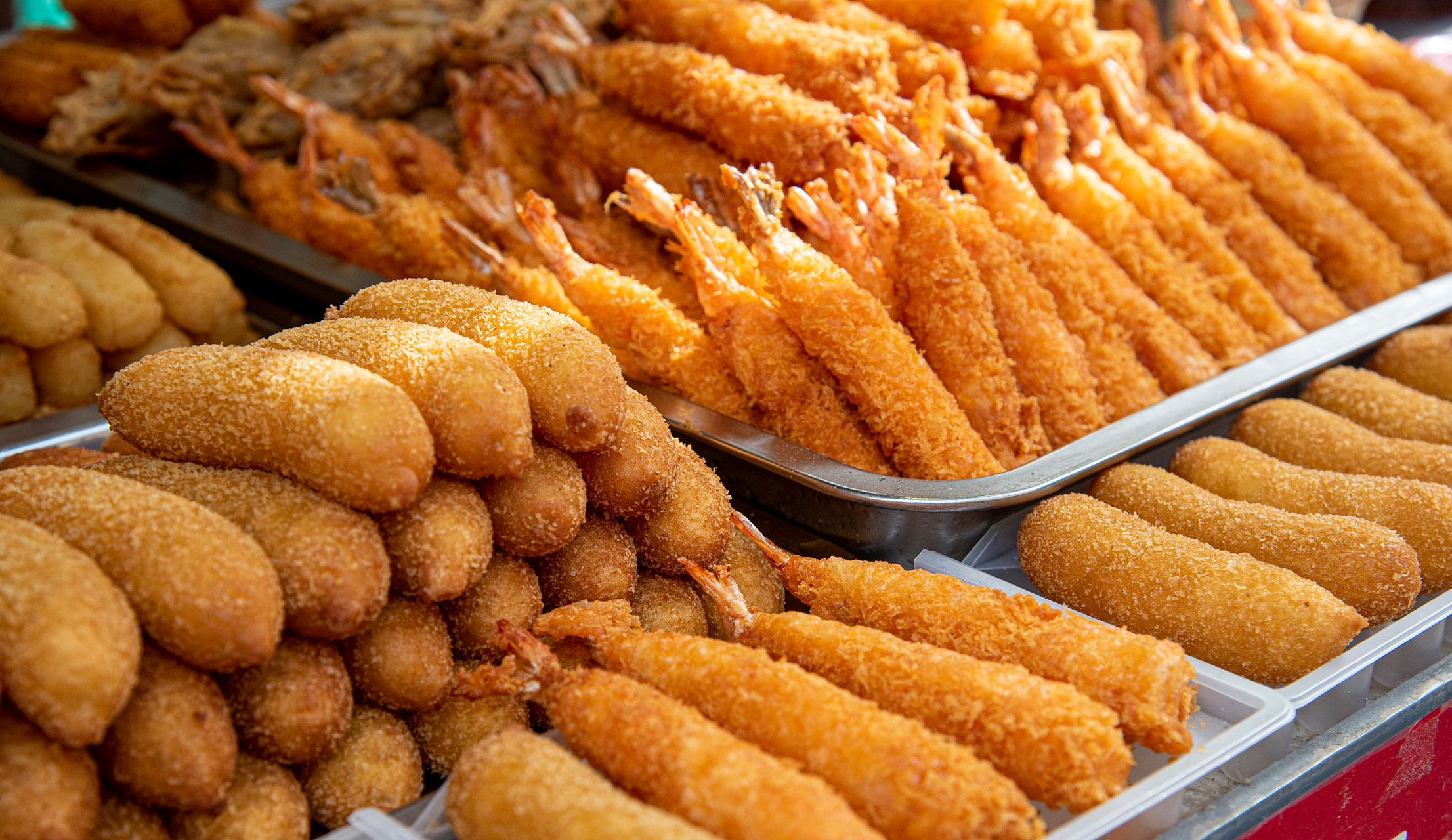 首先,烧烤和油炸食品通常含有大量的脂肪和热量,长期摄入过多的脂肪和