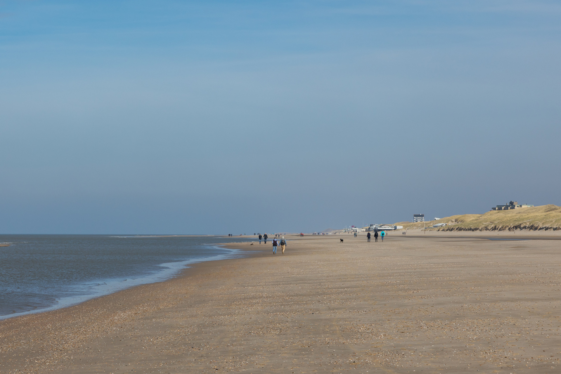位于天津的东疆湾沙滩景区,拥有较大的人造沙滩,海域,滨海路和绿化