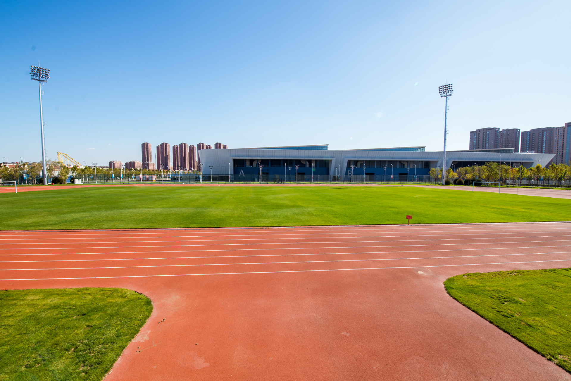 群力体育公园是一个综合性体育公园,拥有丰富的室内和室外体育设施.