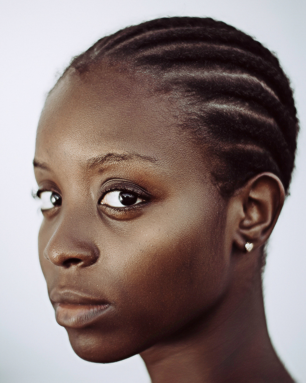 这个其实主要是人种基因问题 咱们亚洲人的鼻子相对于白人较短,但比