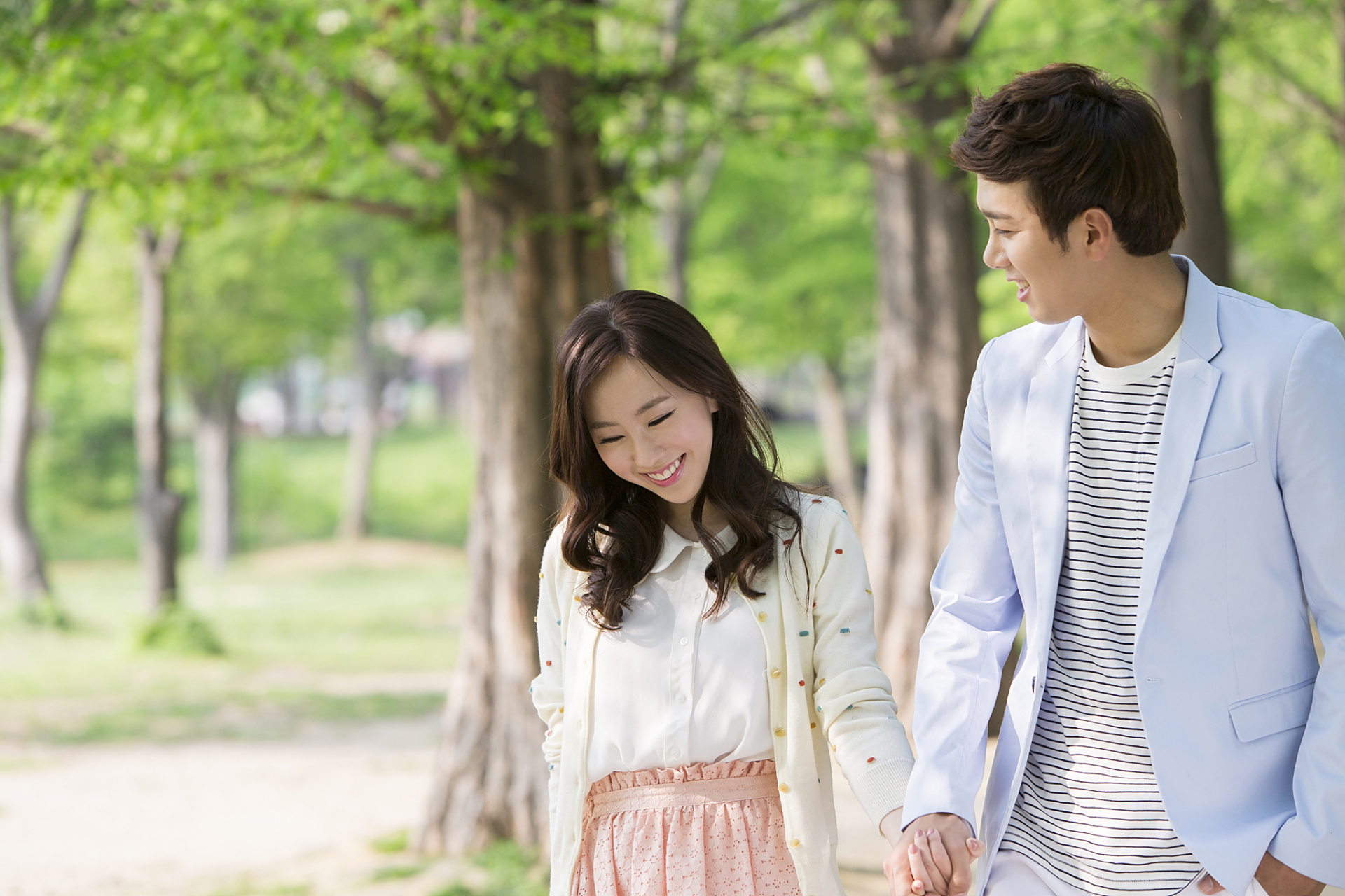 只要和你在一起,她都会情不自禁地想要靠近你,与你发生肢体上的接触.