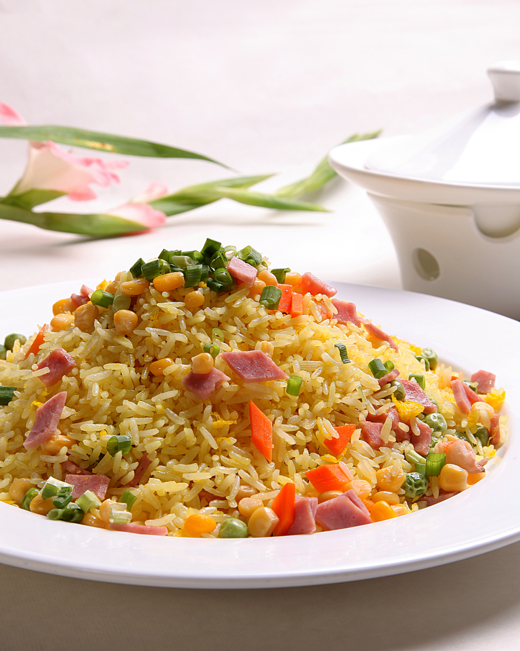 蛋炒饭有"金包银"和"银包金"之分,前者是先炒饭,然后倒入鸡蛋液快速翻