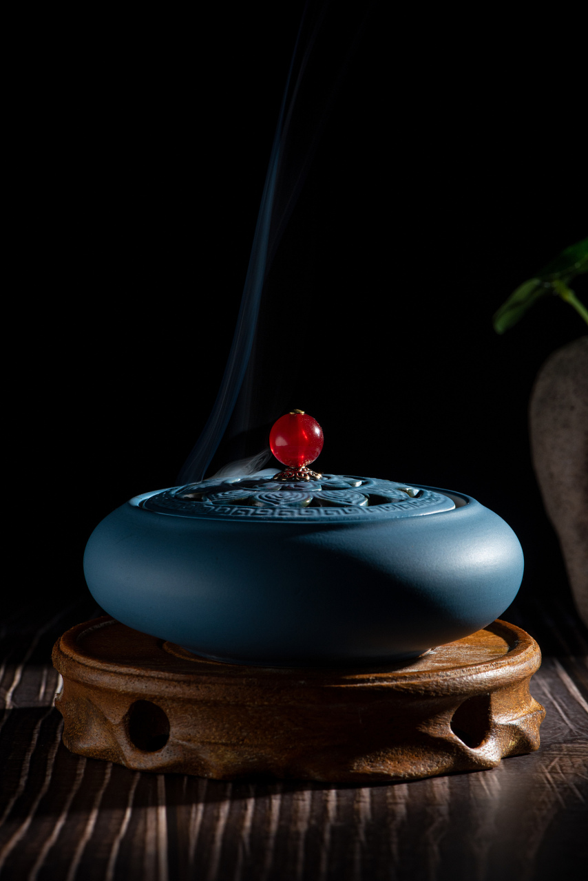 今天偶然翻到一幅茶香炉的画作,我不禁被画中那个静谧而舒适的场景所