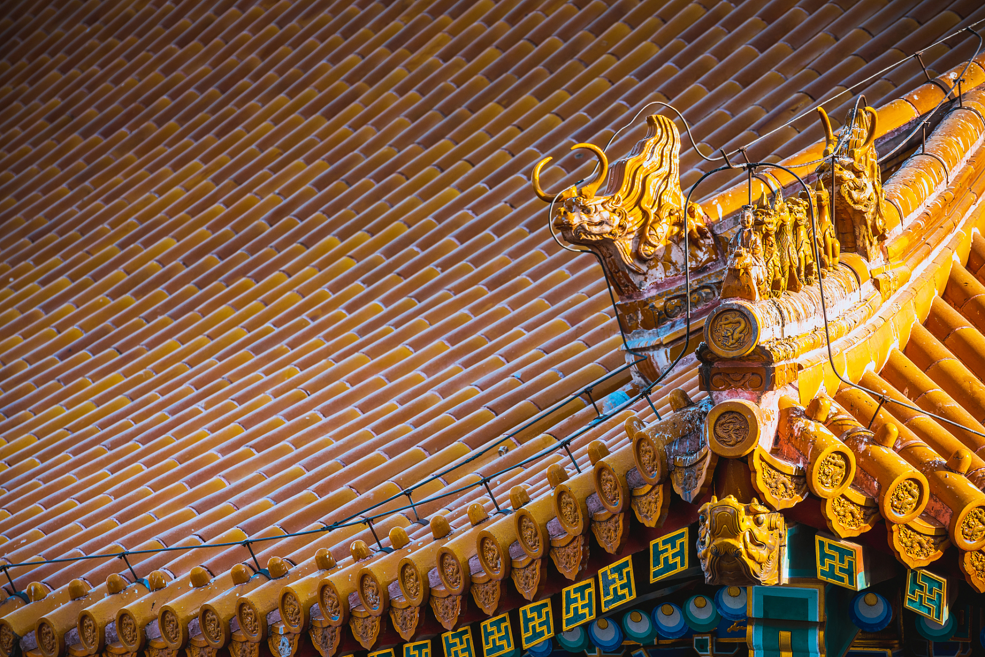 故宫里的琉璃瓦是许多游客心目中的经典之一,每年都吸引了大量的游客