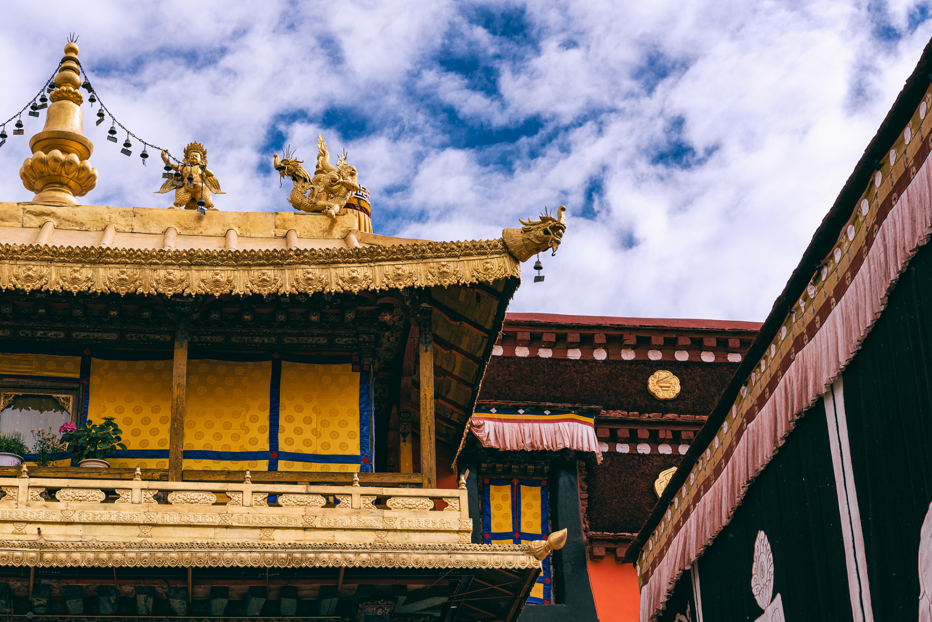 大昭寺,位于拉萨市中心,是西藏最重要的佛教寺庙之一.