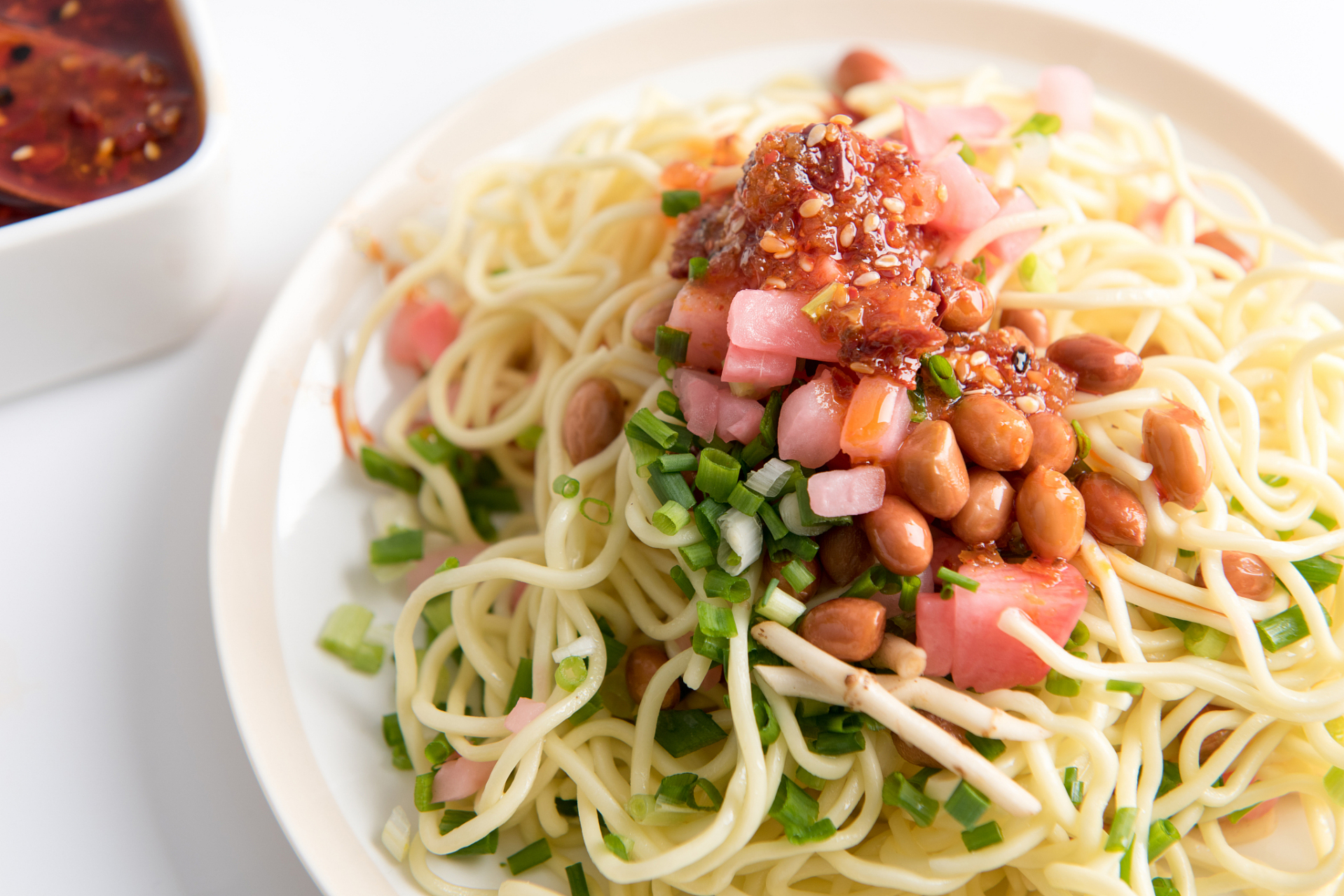 益阳凉面是中国湖南省益阳市的一种传统美食,以其口感独特,味道鲜美而