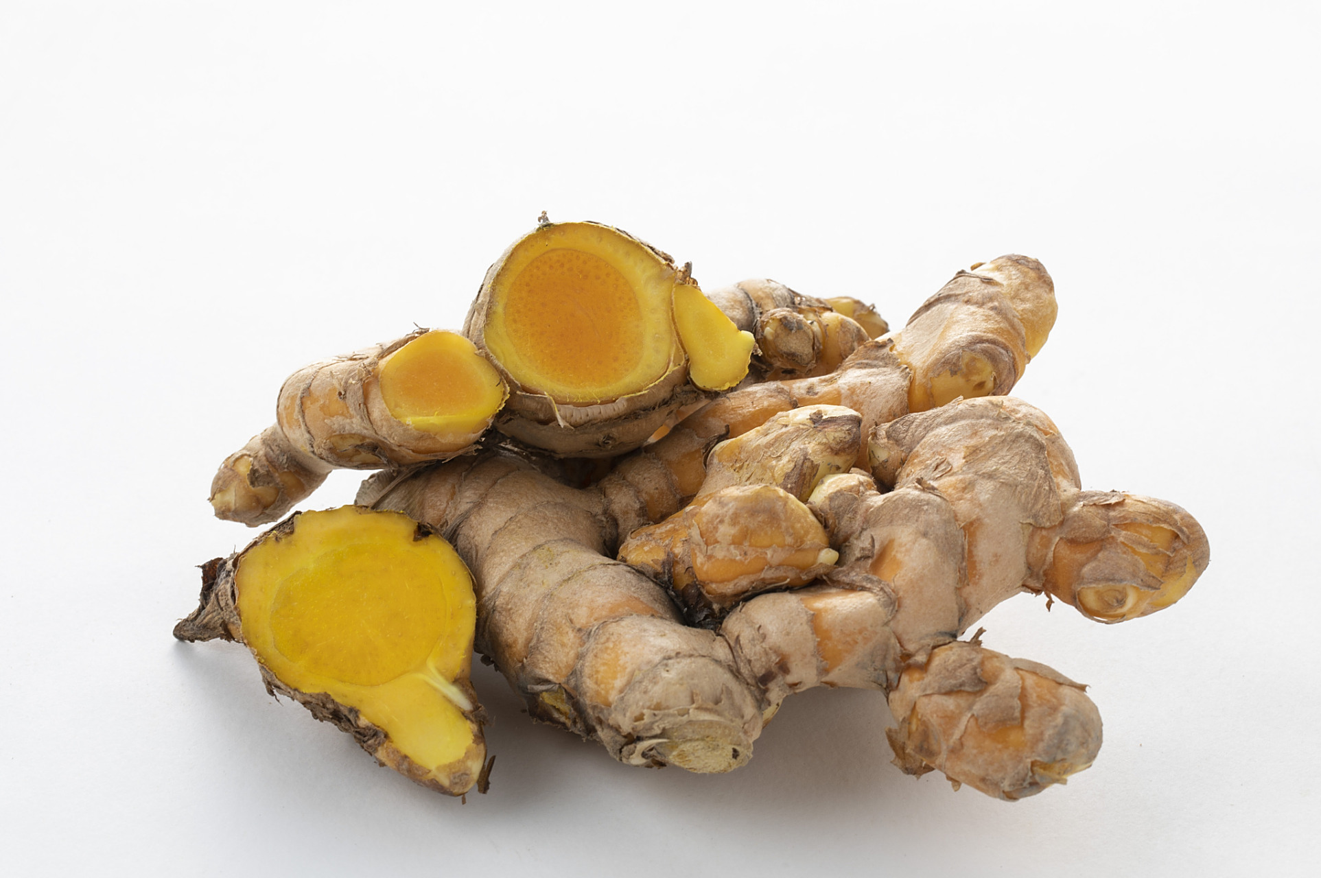 大型商用沙姜烘干机全自动网带式黄姜烘干线采用空气能热源技术,具有