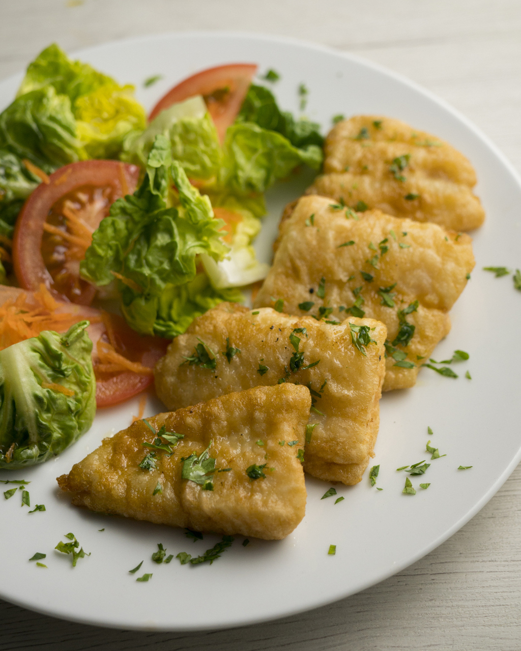 广东酿豆腐:这是东江地区的传统菜肴,制作精细,通常在喜庆日子中作为