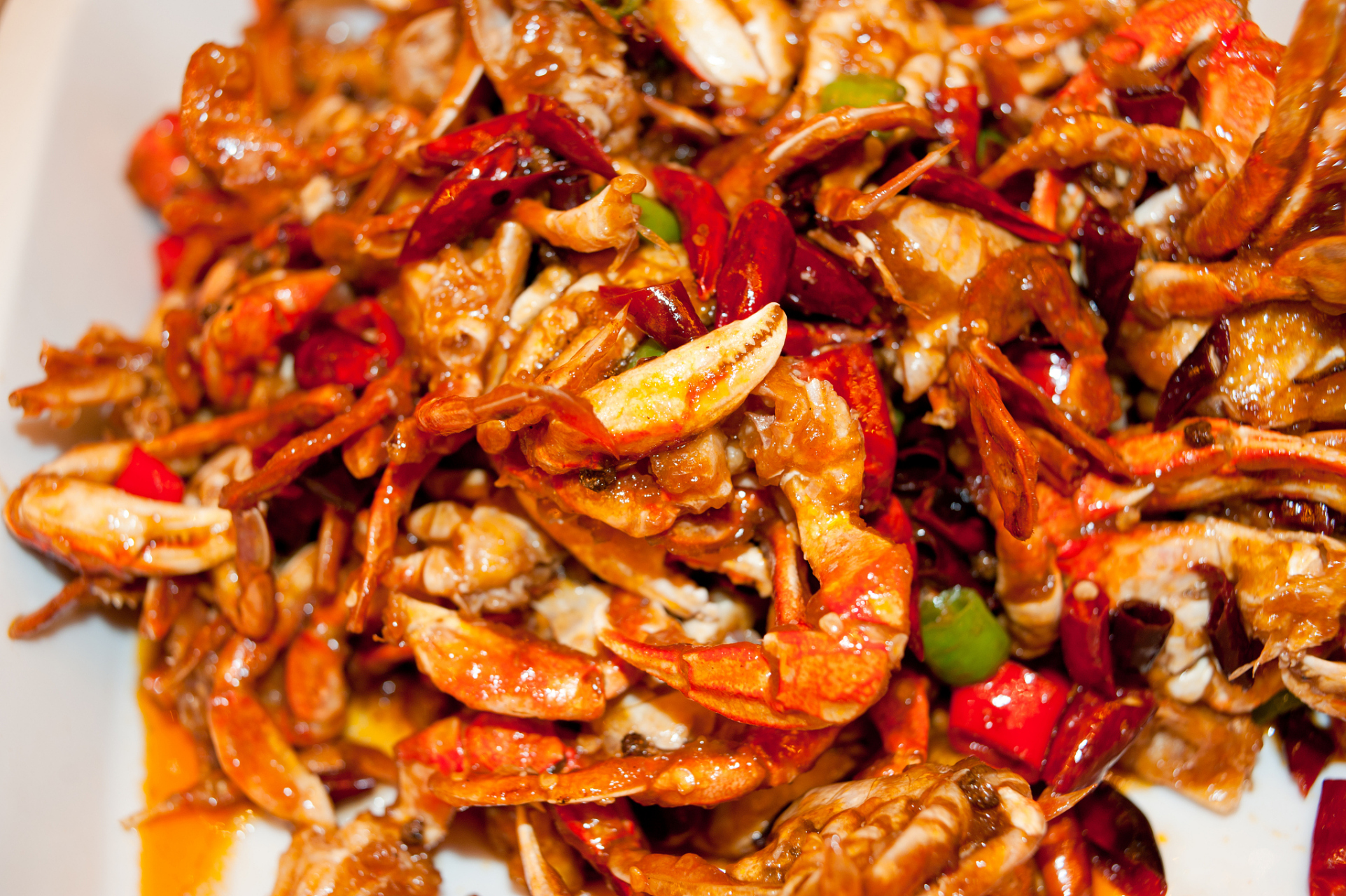 您可以通过剪掉虾头,然后轻轻挤压虾身,将虾线抽出.