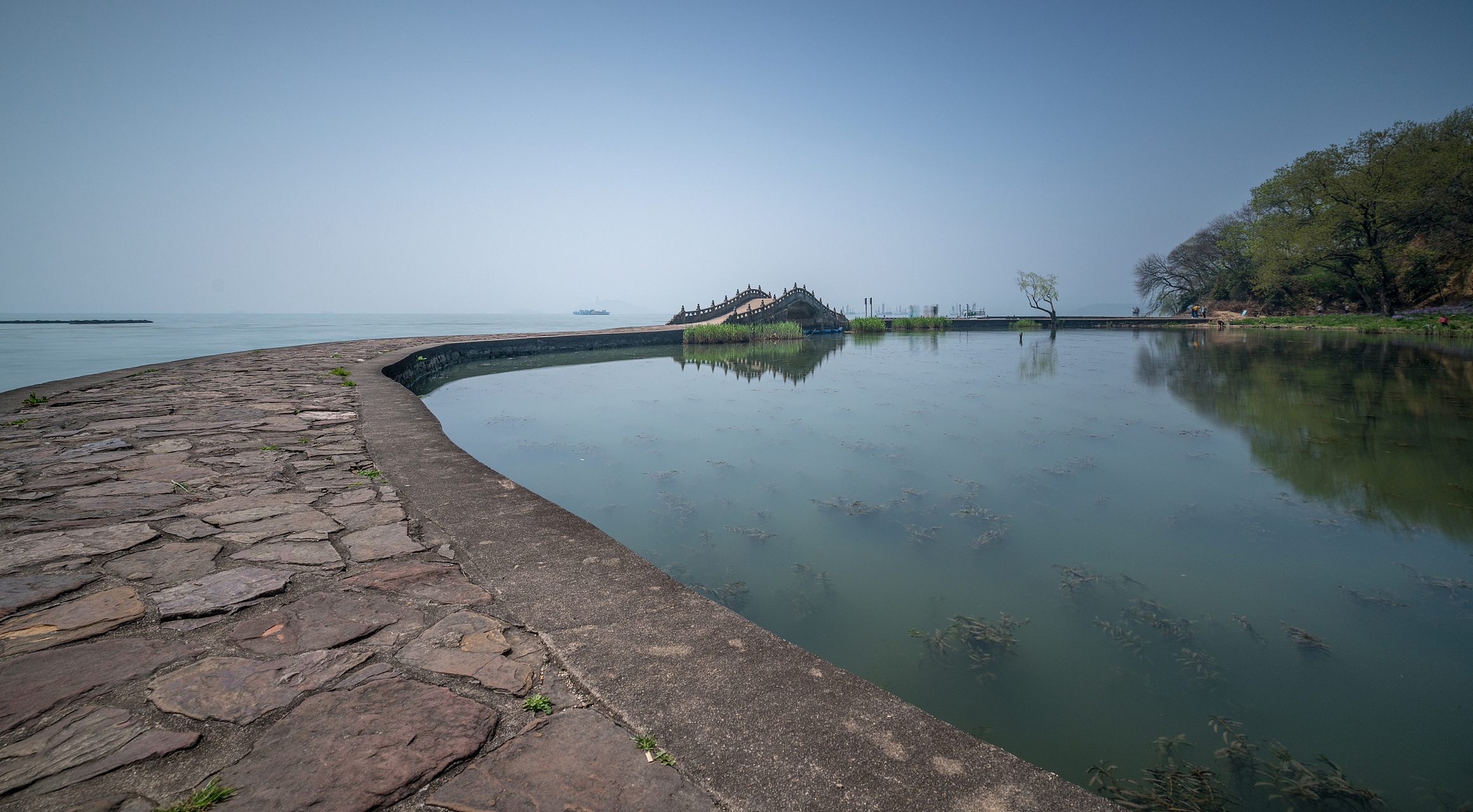 鼋头渚位于江苏省无锡市太湖之滨,是太湖风景名胜区的主要景点之一