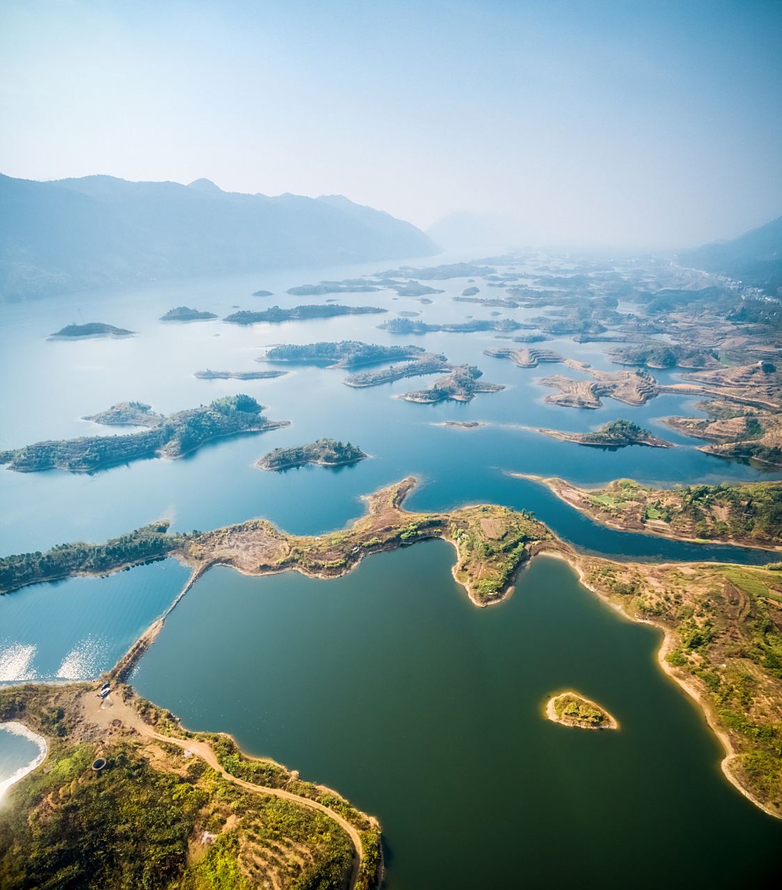 春游澄碧湖                   文/罗世识 湖光似镜翠波鳞,垂钓划舟