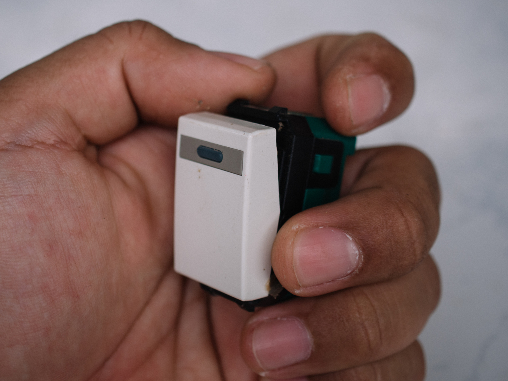 高科技时代,窃听器可能隐藏在家中角落,窃取隐私.