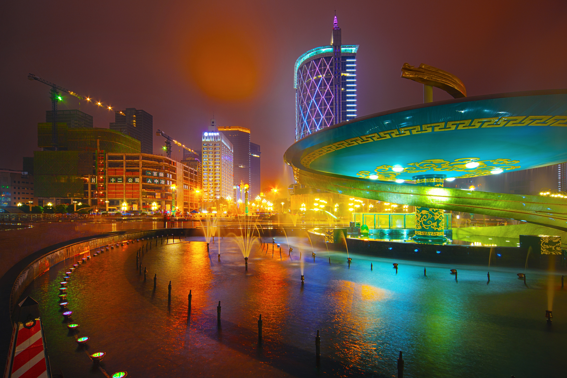 秋天的天府广场吸引着无数游客.