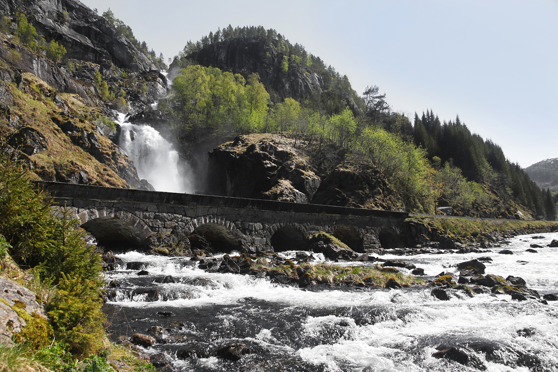 长白山十五道沟水利风景区,水文景观丰富,瀑布众多,两岸奇石林立,让人