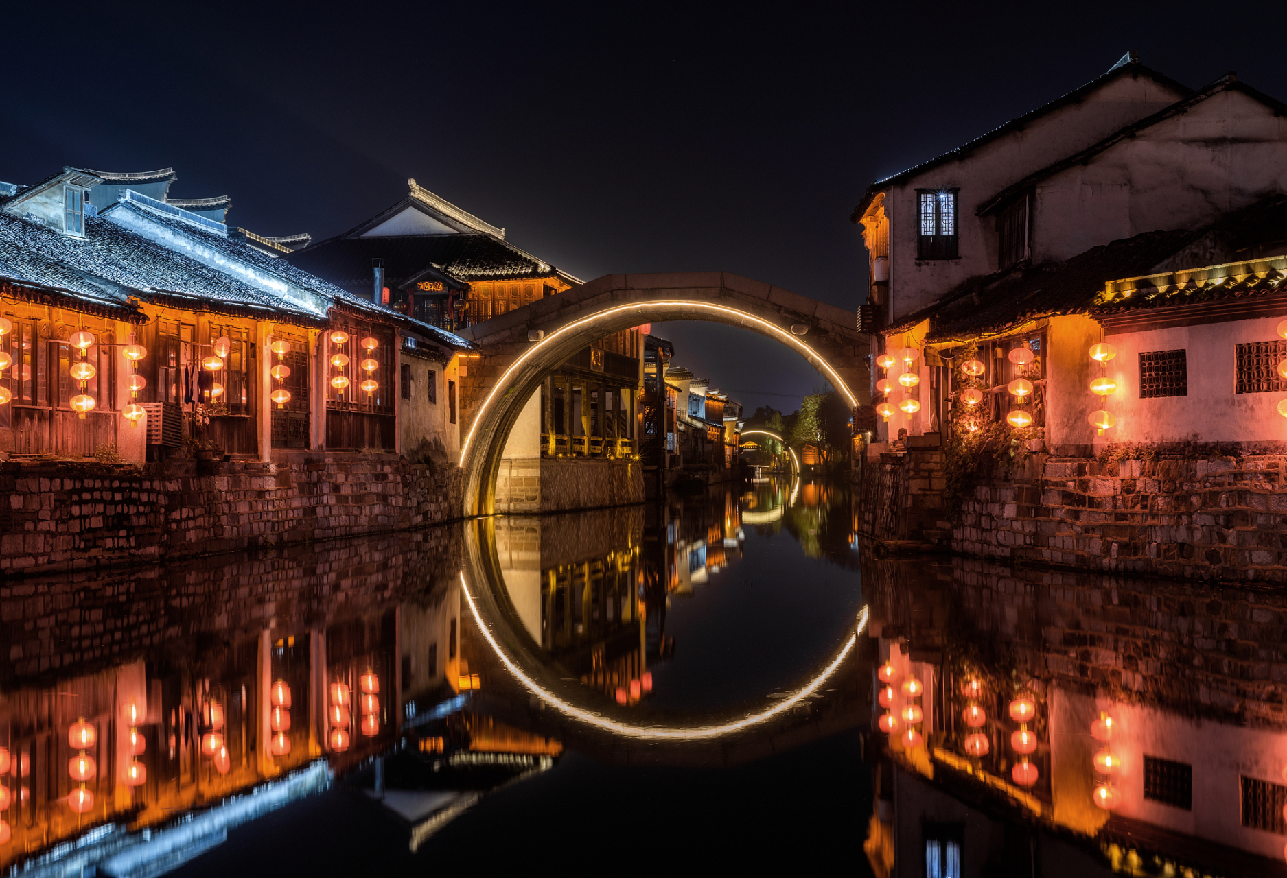 夜游南浔古镇 南浔古镇在夜晚别有一番风味,古建筑在灯光的映衬下更