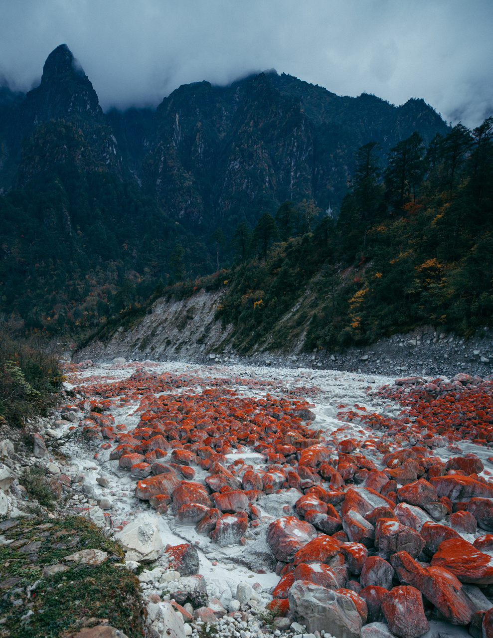 自然景观:红石滩 位于四川省甘孜藏族自治州泸定县海螺沟景区境内有