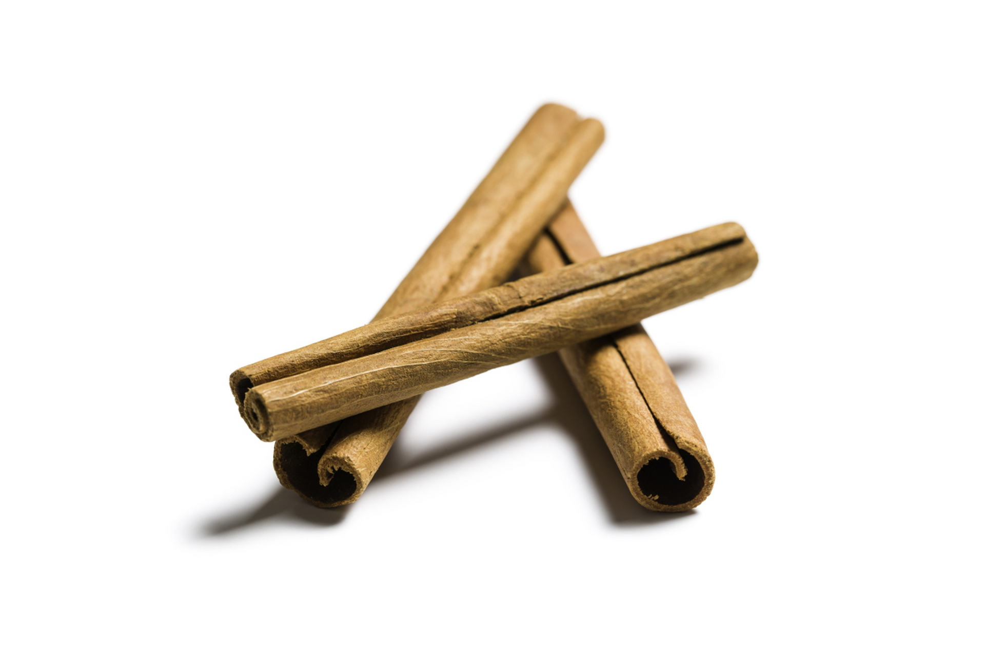 肉桂和桂皮虽然常被混淆,但它们在来源,味道和用途上存在明显区别.