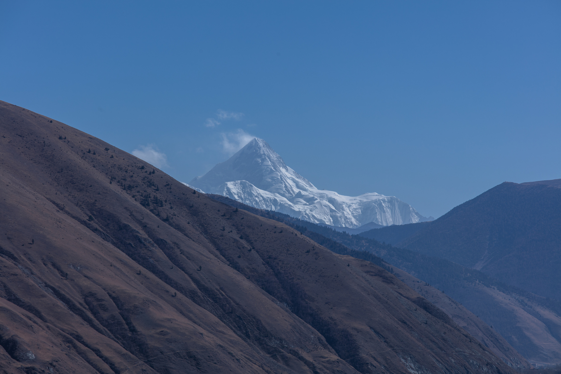 尽管多拉神山规模不大,却蕴含丰富的历史和文化.