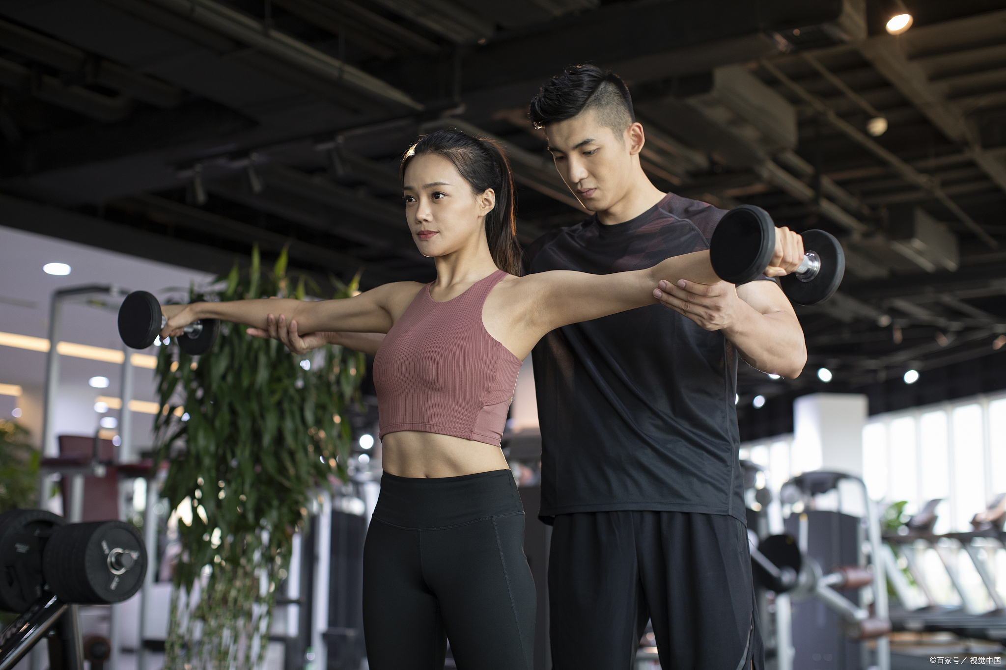 很多大学生健身爱好者都不知道,不吃蛋白粉也能练出肌肉