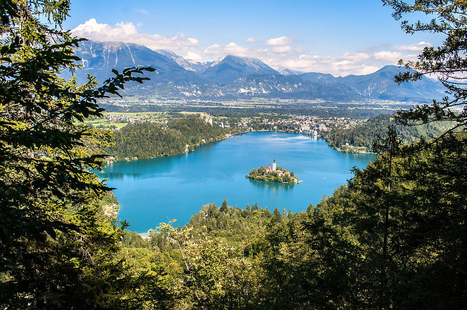 布莱德湖(bled lake)位于斯洛文尼亚西北部的阿尔卑斯山南麓,"三头山"