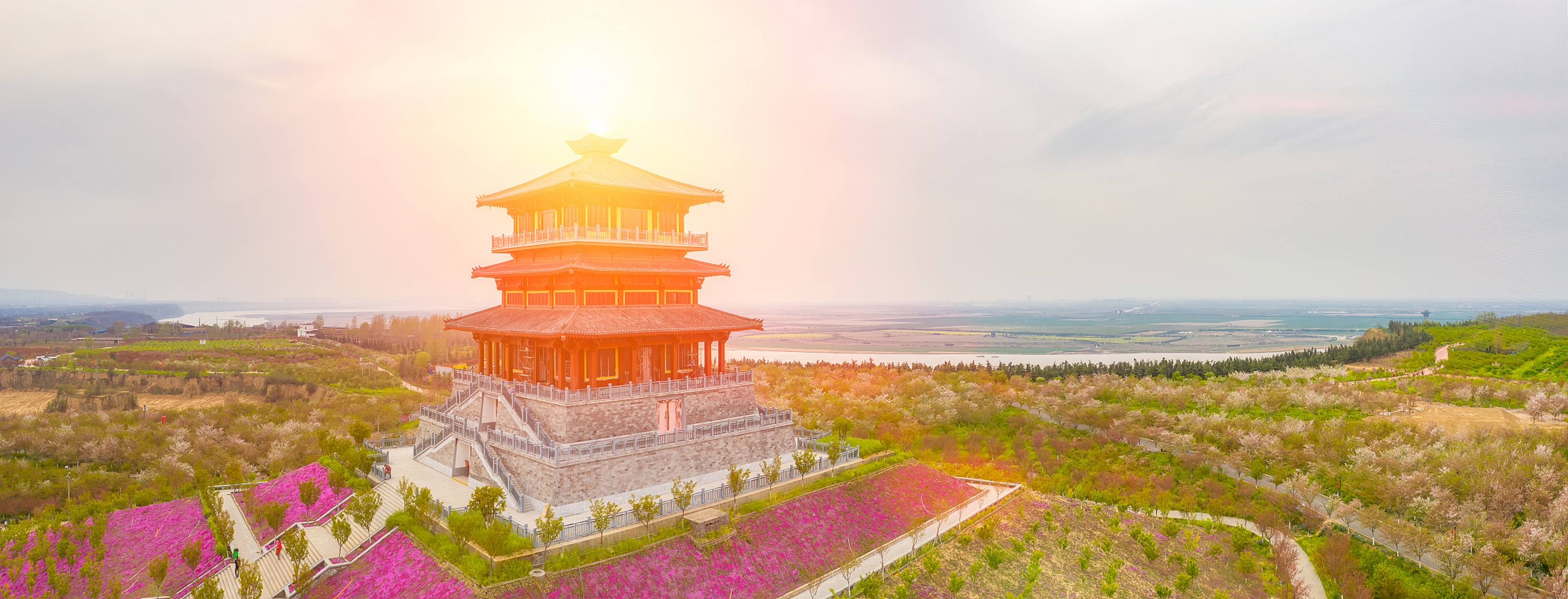 一进入古柏渡飞黄旅游区,我被其壮观的景色所吸引.