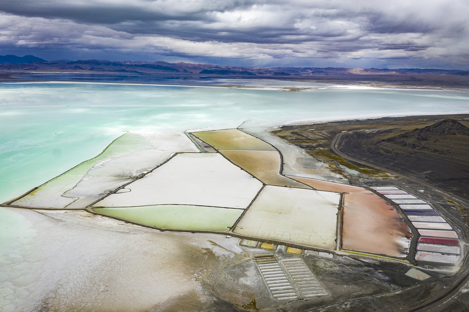 定边盐湖风景区    - 位置:位于陕西省西北部的定边县境内.