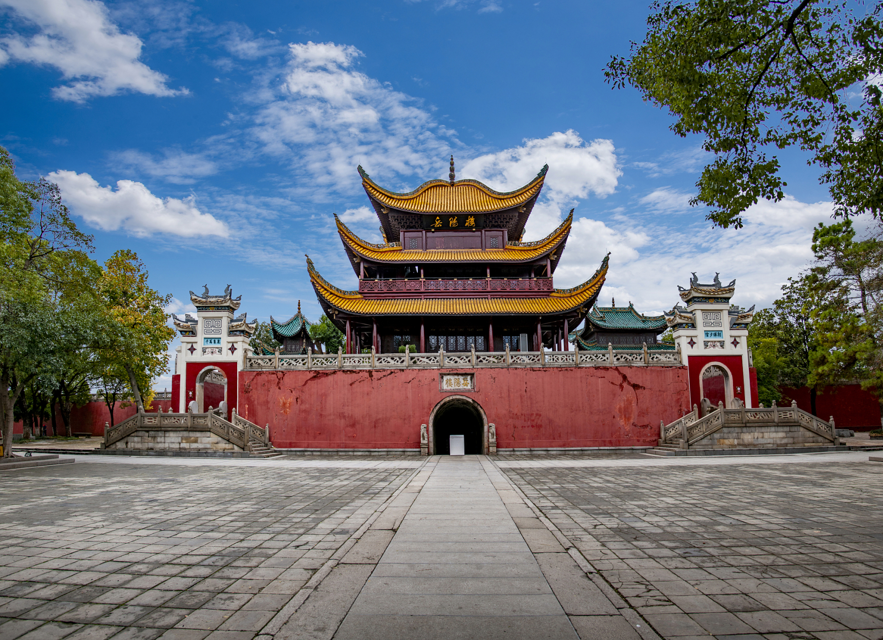 坐落在湖南的岳阳城,是中国古代建筑的瑰宝,也是湖南的标志性景点之一