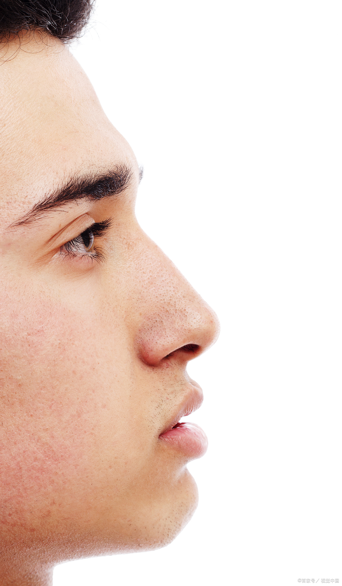 1.鼻子 可以很负责任的说,这是假的,男生鼻子小,但脱下