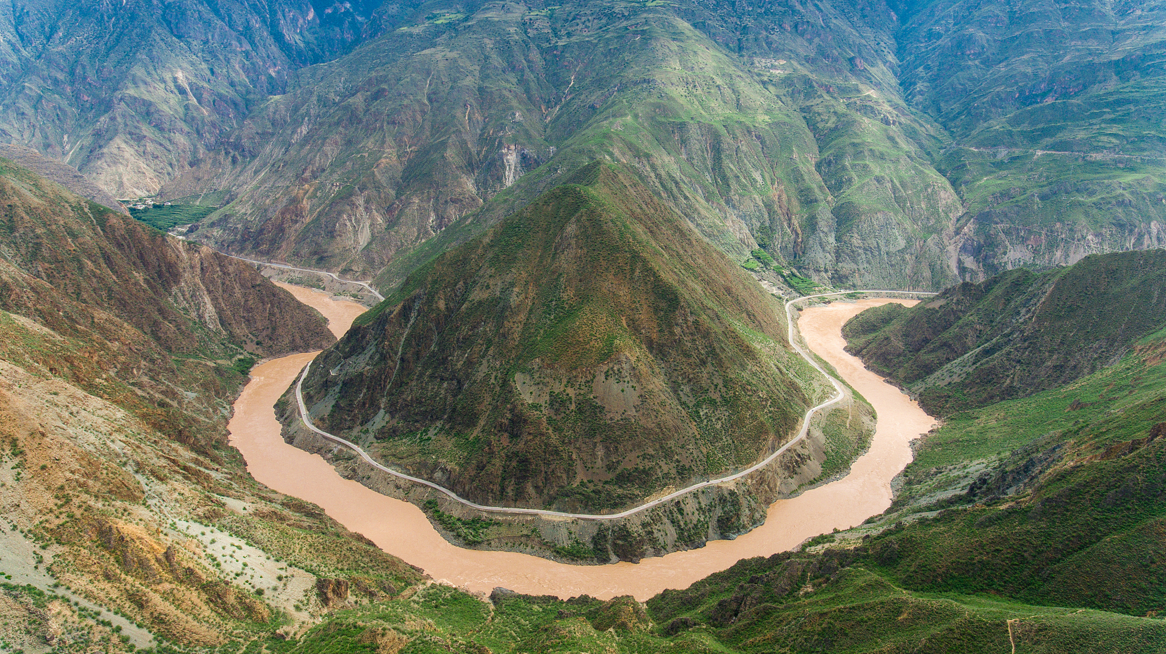 首先,咱们聊聊那雅鲁藏布江大峡谷,本来吧,提起它,我的脑海中就是索