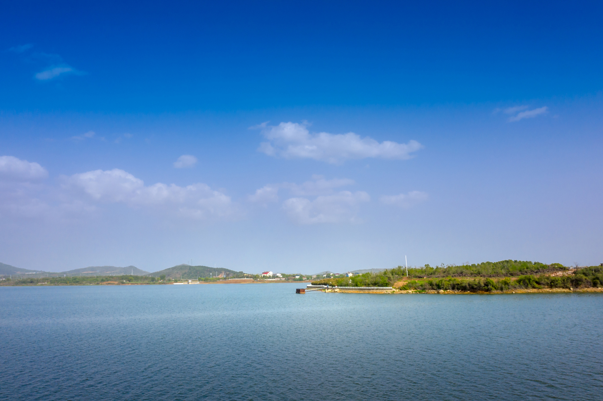新湖风景区新:德州新湖风景区位于德州市中心,向北面靠近东方郝路