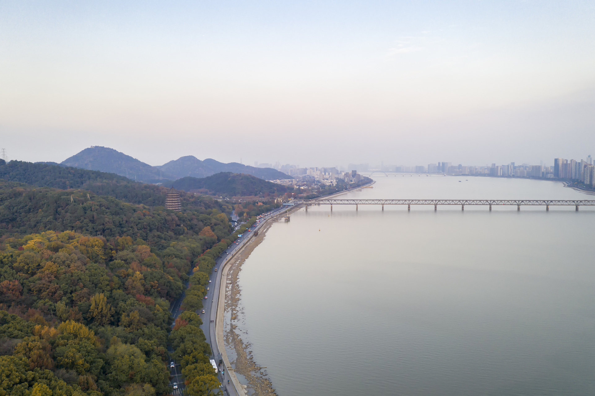 钱塘江畔的六和塔是欣赏钱塘江美景的最佳地点.