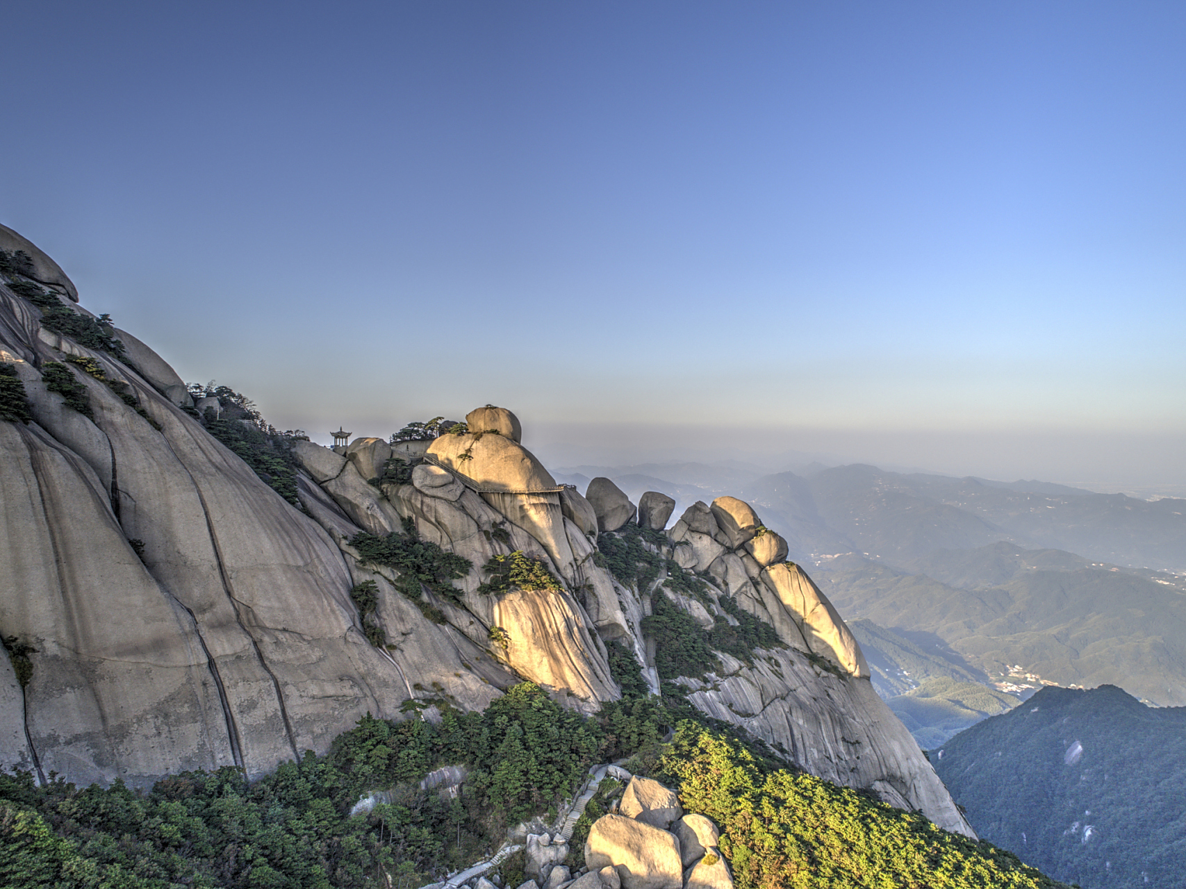 安庆市潜山市西部的天柱山,又名潜山,皖山,皖公山(安徽省简称"皖"由此