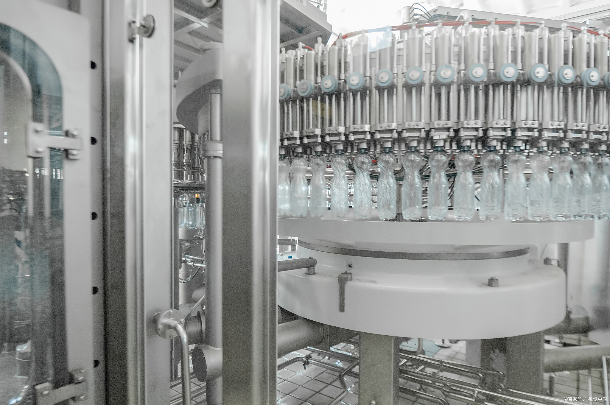 在选择白酒灌装机的生产厂家时,需要综合考虑厂家的技术实力,产品质量