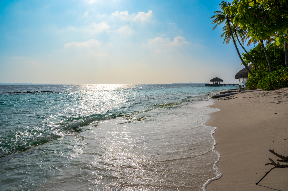 它以其细腻柔软的沙滩,清澈碧蓝的海水和优美的自然环境而闻名