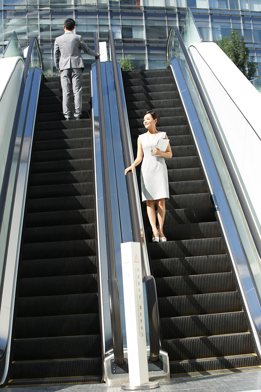 男子乘扶梯玻璃突然炸裂:事故背后隐藏的真相与反思  在繁华的城市中